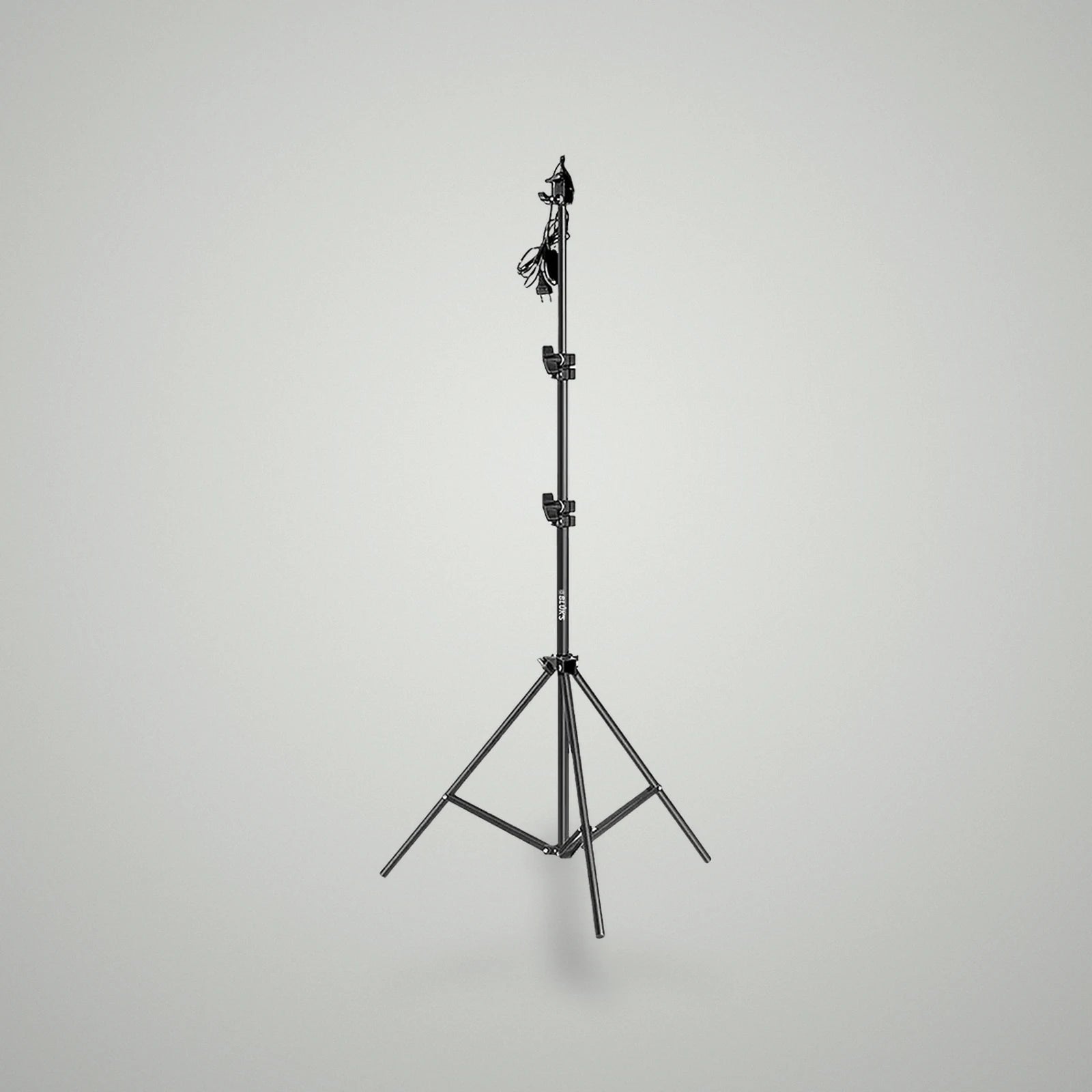 Full setup view of BLUK'S 50x70cm rectangular umbrella softbox with front white diffuser mounted on black metallic studio light stand