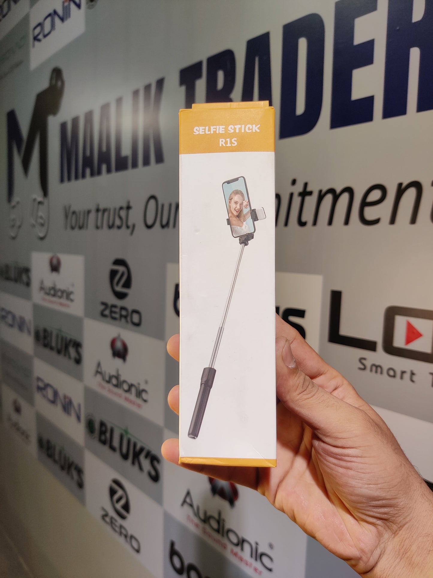 R1S Selfie Stick – 3 in 1 Bluetooth Tripod & Remote Stand