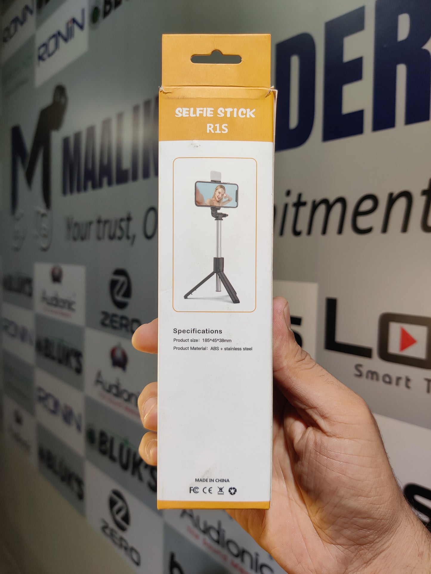 R1S Selfie Stick – 3 in 1 Bluetooth Tripod & Remote Stand