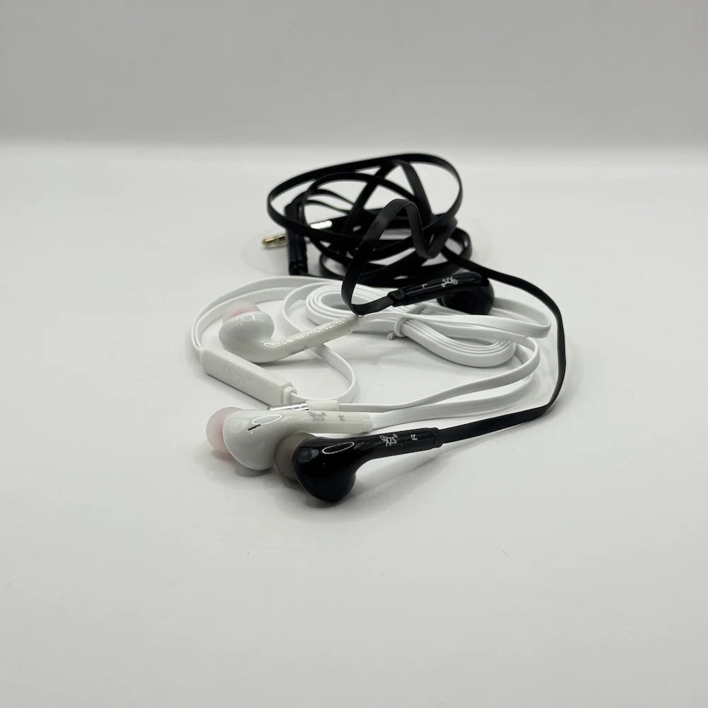Both black and white versions of XZS HiSpeed X-68 super bass wired earphones displayed together