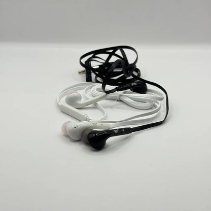 Both black and white versions of XZS HiSpeed X-68 super bass wired earphones displayed together