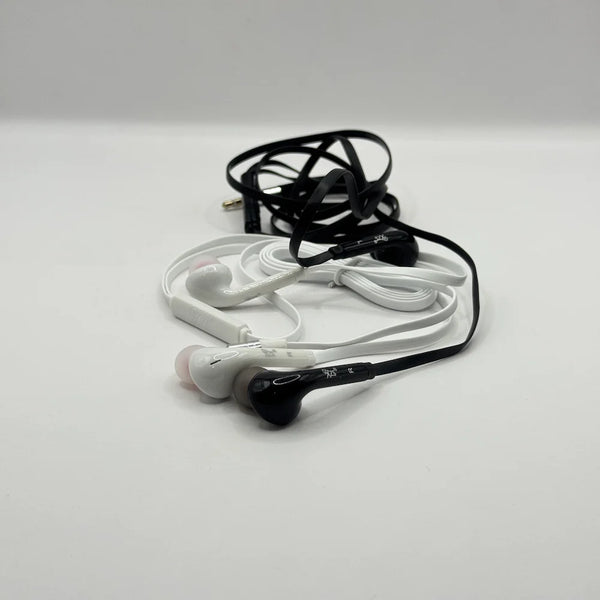 Both black and white versions of XZS HiSpeed X-68 super bass wired earphones displayed together